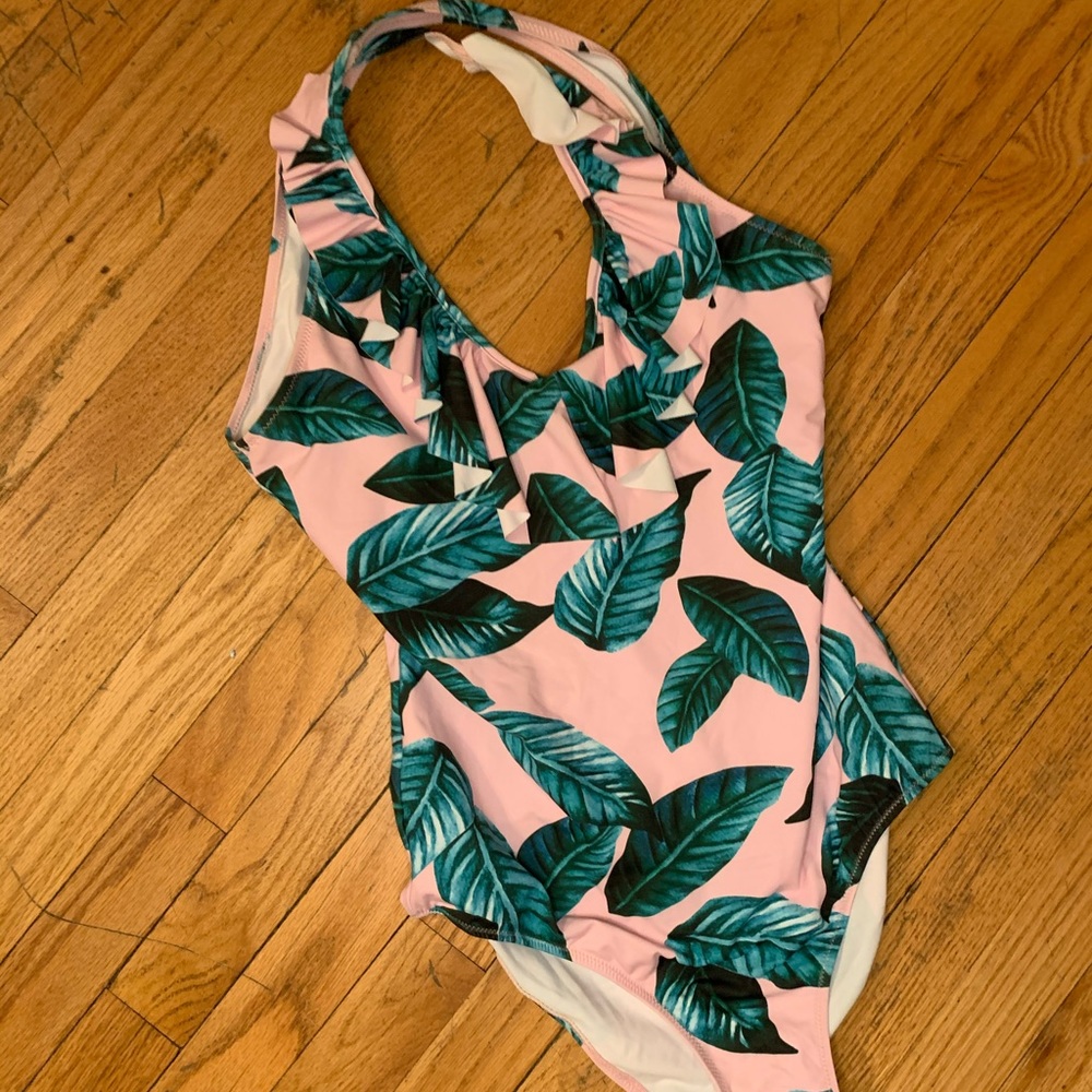 SUPER CUTE tropical ruffle one-piece swimsuit 🌴💕